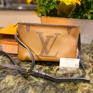 Authentic Louis Vuitton two toned pouchette. Including storing pouch and box.